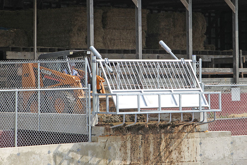 Manure Push-Off Gates